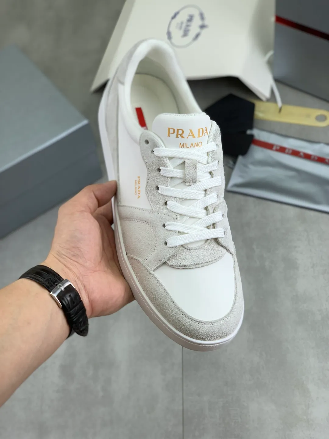 Men's shoes 💰P560💰[New model] The top version is available on the official website, 🆘 The trendy brand (Prada) mainly promotes the popular model, avant-garde and versatile fashionable men's shoes, private version mold opening, cowhide surface splicing 1:1.. Stylish and simple, original imported cowhide lining cowhide feet; the atmosphere and personality are more fashionable, eye-catching and pursuing class. It will subvert the old idea and be a must-have for fashionistas with you! Must keep it for yourself! Tall and comfortable, large and low, high-end quality workmanship. Official website’s new high-end outsole. Size: 38-45. Multiple colors available.